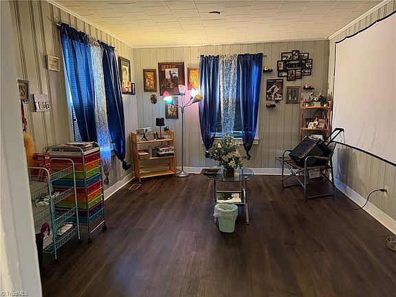 5th image of 1011 Manly St