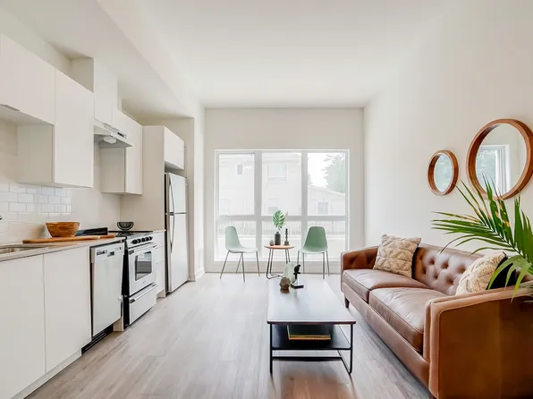 Center Park Apartments by Brigil