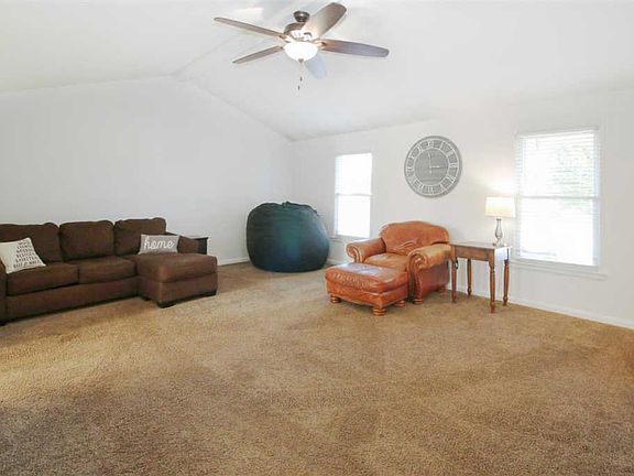 5th image of 473 Lauren Ave