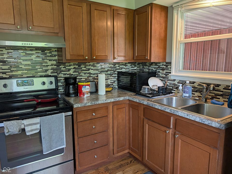 2nd image of 105 Myrtle St