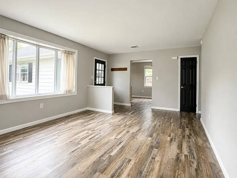 534 E New St — Photo 8