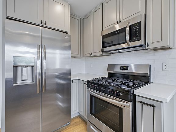 4th image of 5454 San Vicente Blvd #A