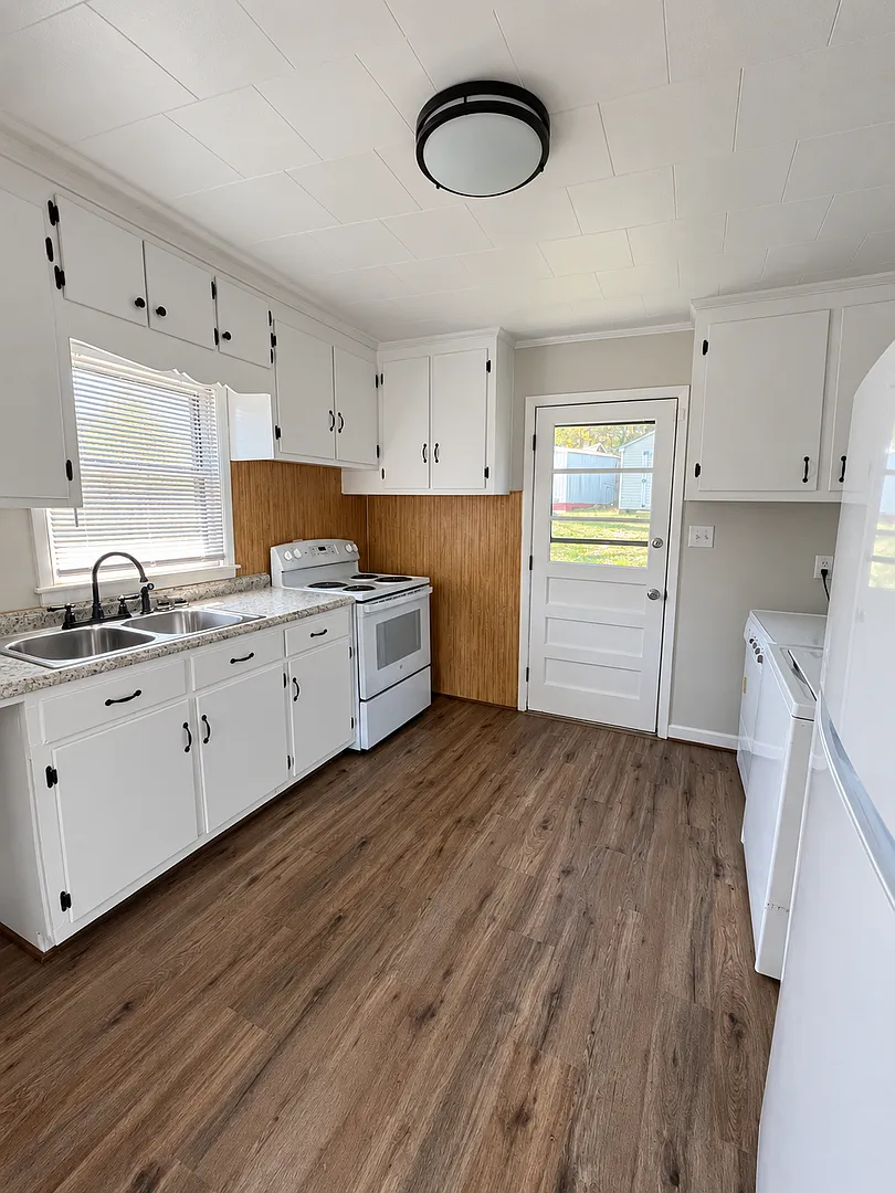 Three bedroom, one bath house in Hillsborough — Photo 3