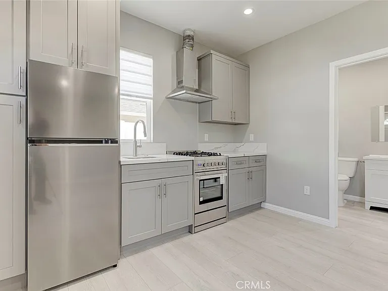 10933 Nassau Ave — Photo 7