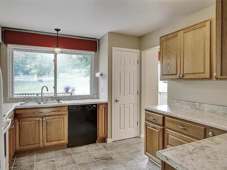 927 Bellestri Dr — Photo 8