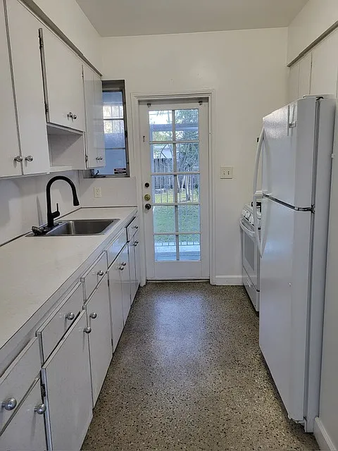 1 bed, 700 sqft, $1,750 — Photo 2