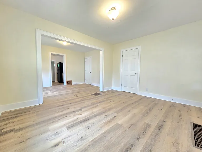 1416 Campeau St — Photo 3