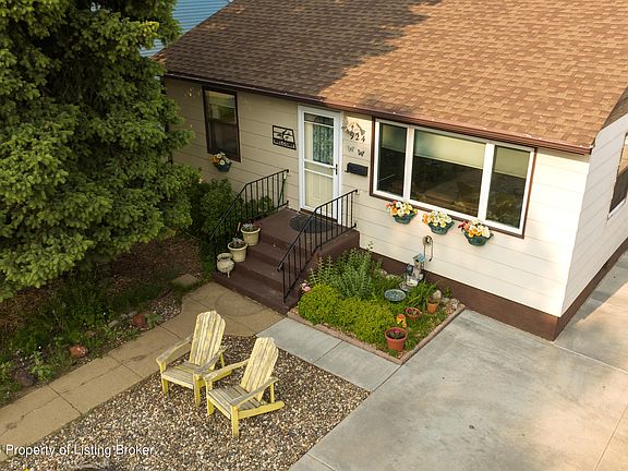 3rd image of 924 3rd Ave W