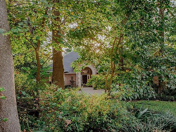 2nd image of 524 Hideaway Ln E