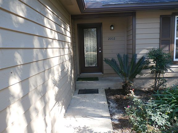 3rd image of 2002 Plumosa Palm Dr