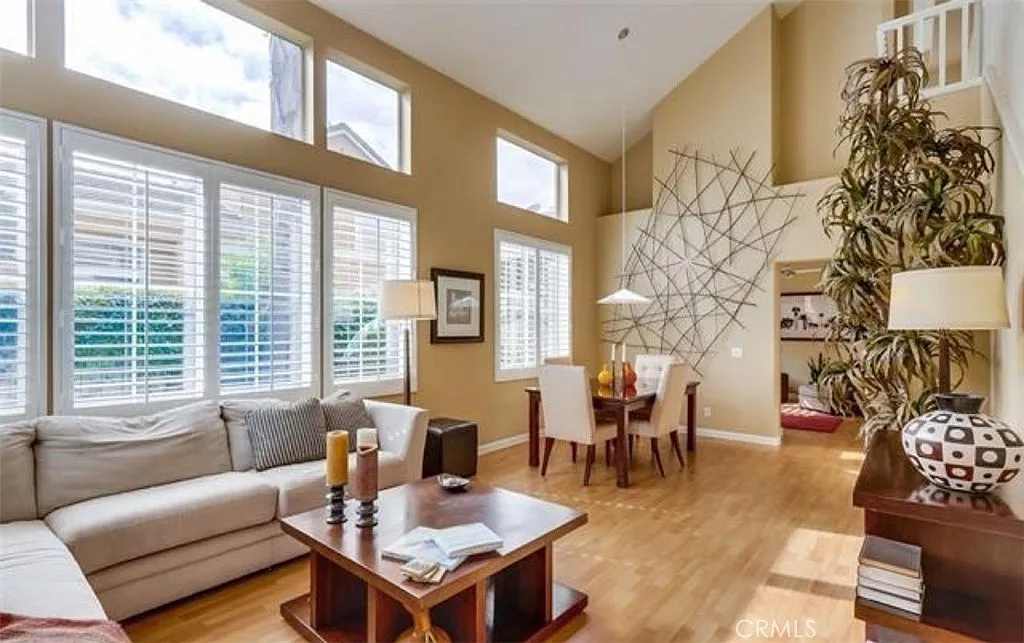 3 bed, 2.5 bath, 1706 sqft, $4,800 — Photo 2