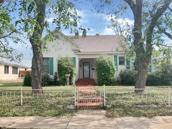 900 N 8th St, Ballinger, TX 76821