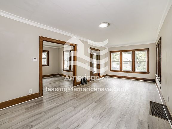 1346886_003_living_room_13951075.jpg