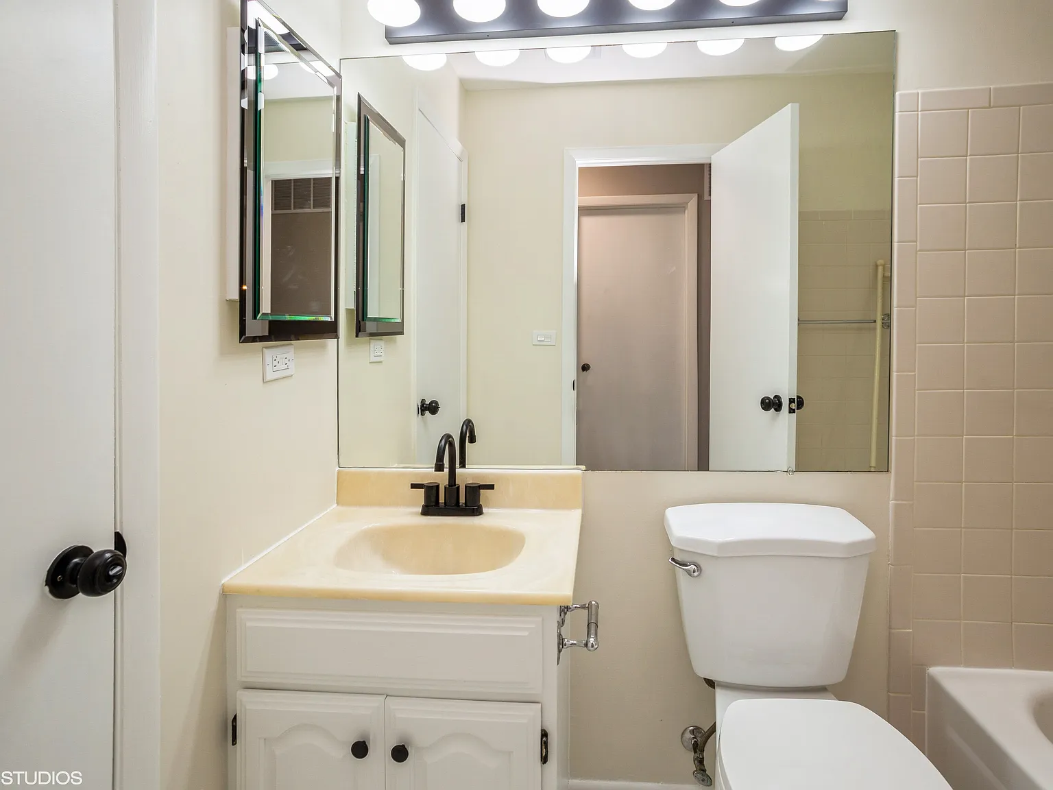 2 bed, 1100 sqft, $2,200 — Photo 1