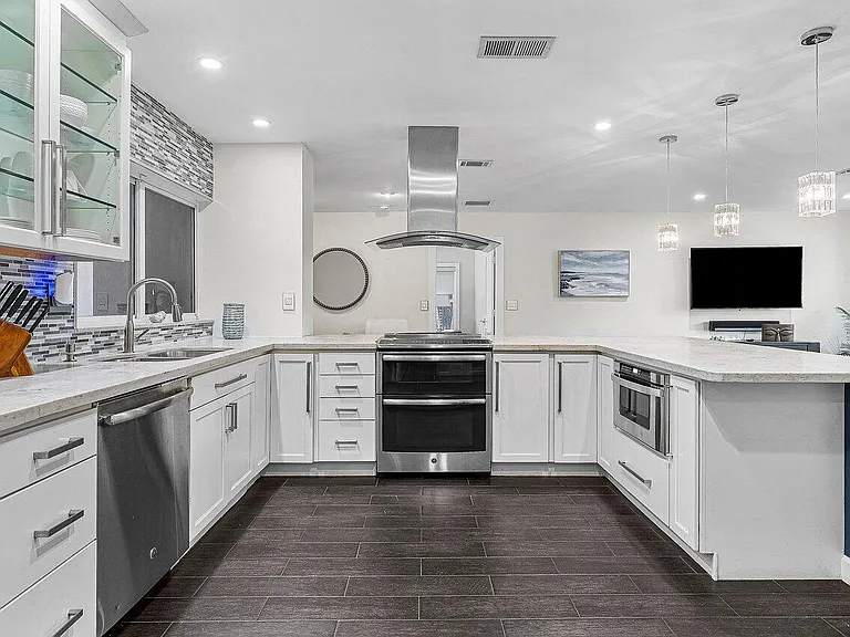 855 Berkeley St — Photo 11