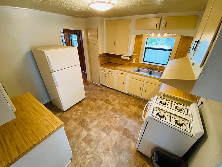 365 E Irby St — Photo 7