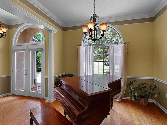 5th image of 152 Crestwood Ln