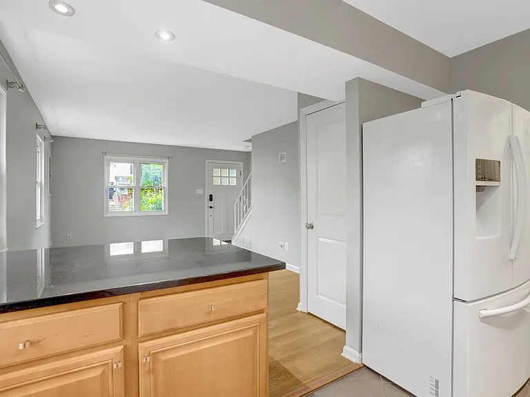 2340 Fairview Ter — Photo 7