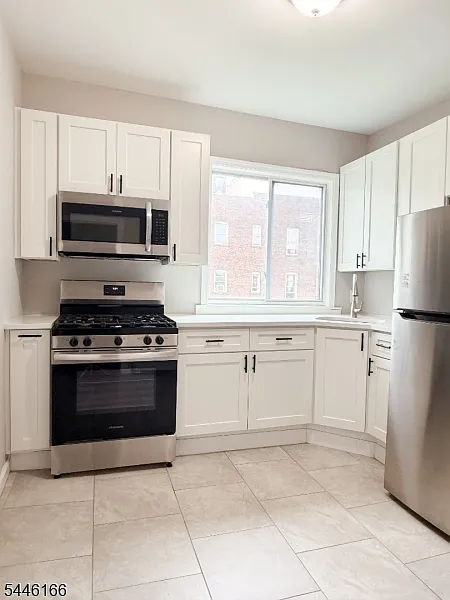 3 bed, 2.0 bath, $2,500 — Photo 2