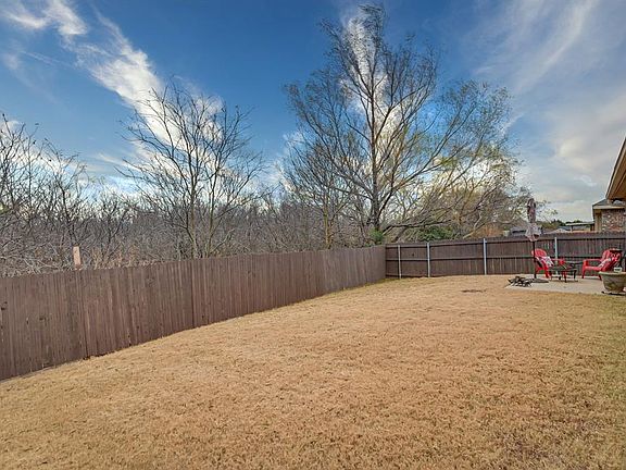 3rd image of 915 Lasso Ln