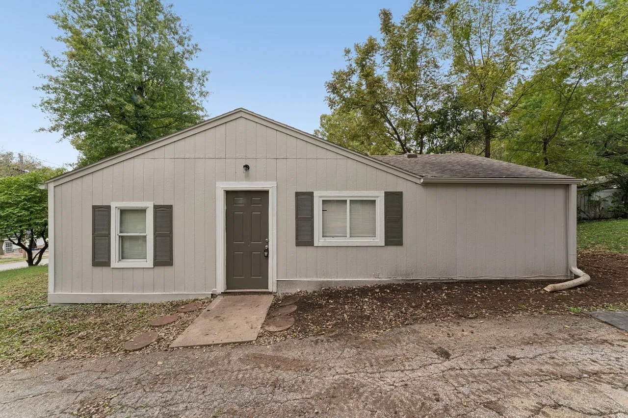 3 bed, 1.0 bath, 840 sqft, $1,450 — Photo 1