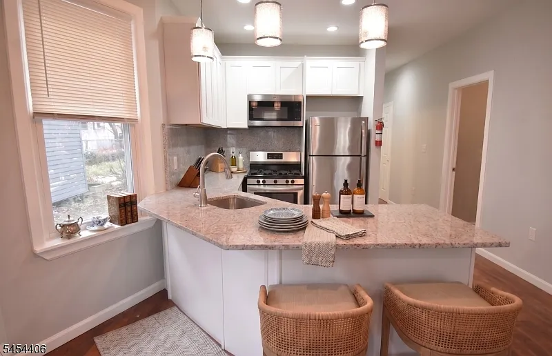 3 bed, 1.0 bath, $2,650 — Photo 1