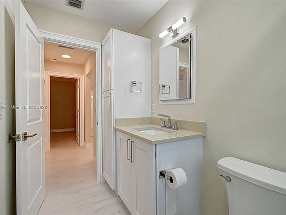 4th image of 414 S Ocean Breeze St #1-3