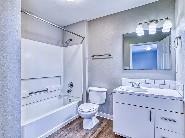 Selkirk Apartments — Photo 18