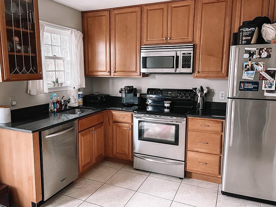 Newly renovated kitchen with garbage disposal and automatic ice maker