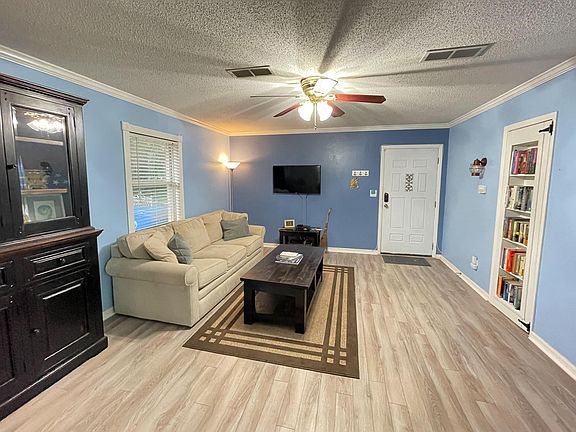 Living Room/Den