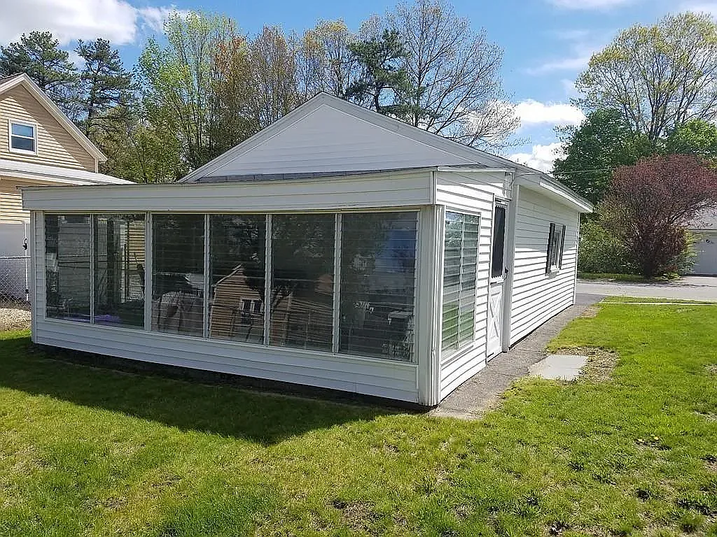 3 bed, 1200 sqft, $2,100 — Photo 3