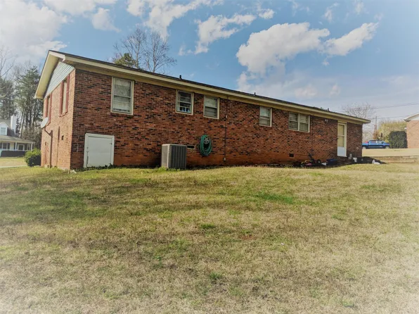 204 S Forest Cir, Marietta, SC 29661