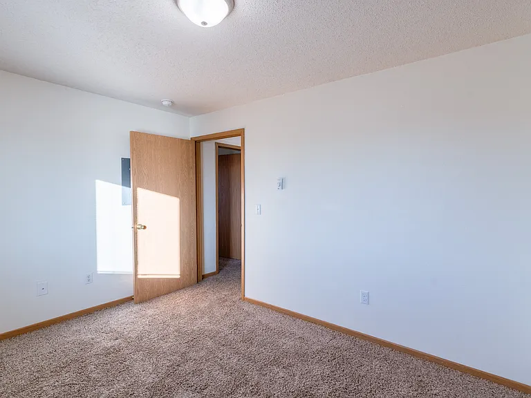 Fargo, ND Sunwood Apartments | Living and kitchen Fargo, ND Sunwood Apartments | Bedroom