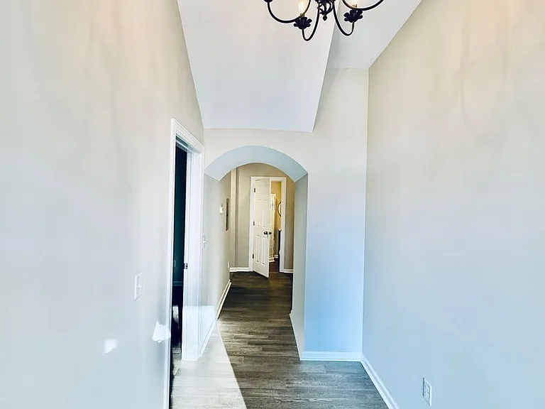 218 College St — Photo 3