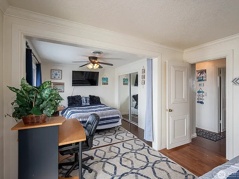 634 N Crestview Dr — Photo 23