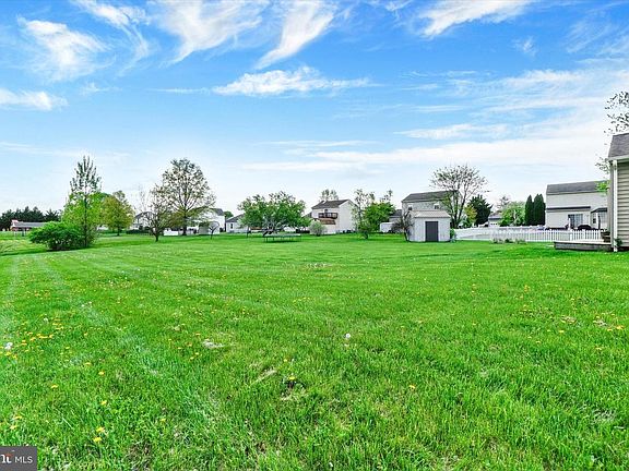 3rd image of 1190 Cherimoya St