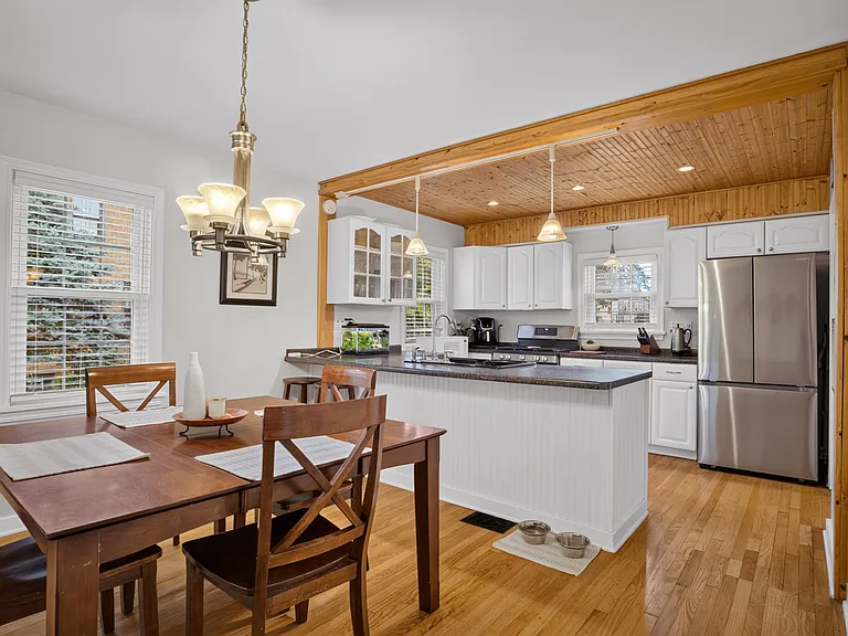 302 Lindsay Rd — Photo 2