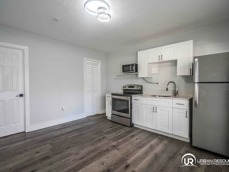 1940 Biarritz Dr #24 — Photo 8