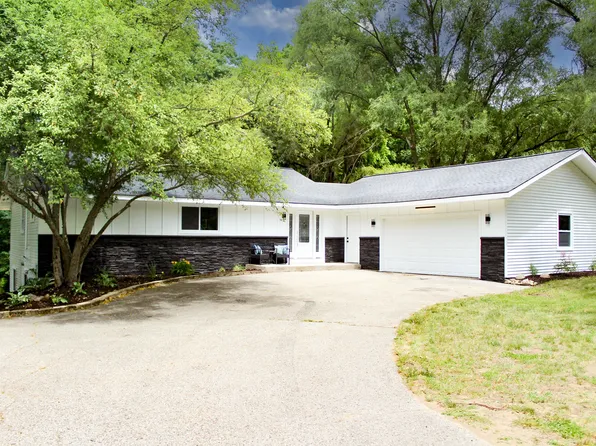 2661 Van Dam Dr NE, Belmont, MI 49306