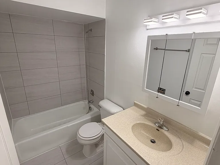 7809 Woodward Ave — Photo 3