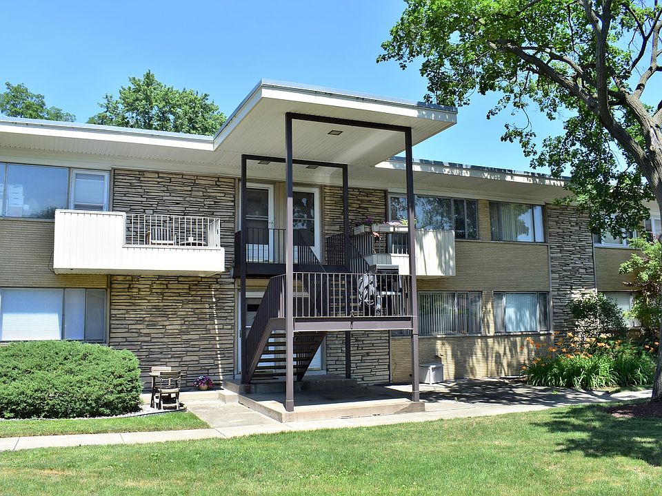 1st image of 2 Garden Dr APT 4
