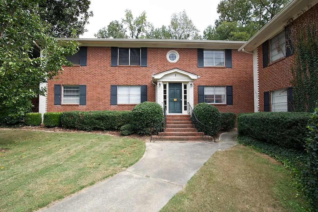 Spacious 2 Bedroom w/ Pool Less Than 1 Mile From Heart of Buckhead!! — Photo 2