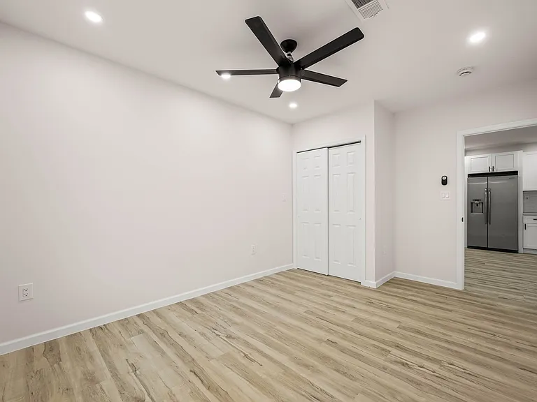 437-39 W Girard Ave #4 — Photo 7