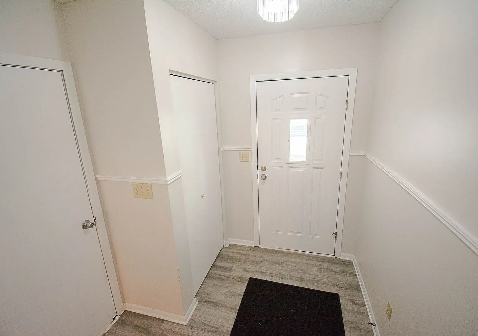 Updated 4br home with private backyard! — Photo 2