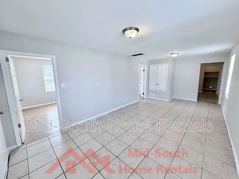 3 bed, 2.0 bath, 1008 sqft, $995 — Photo 3