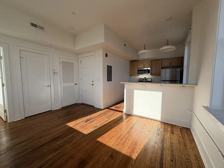 901 5th St #202 — Photo 3