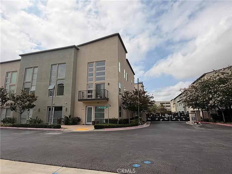 1508 W Artesia Sq #B — Photo 33