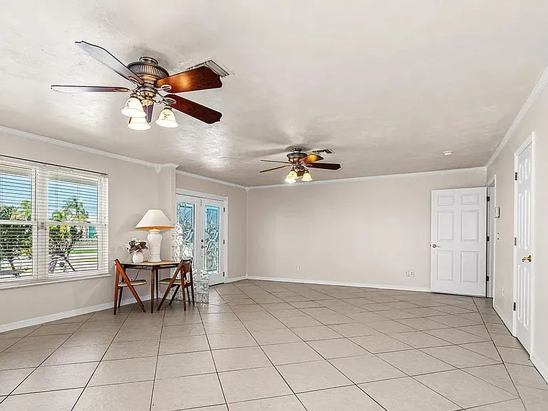 863 Riverside Dr — Photo 2