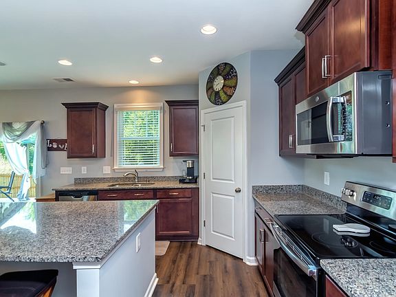 3rd image of 292 Autumn Glen Dr