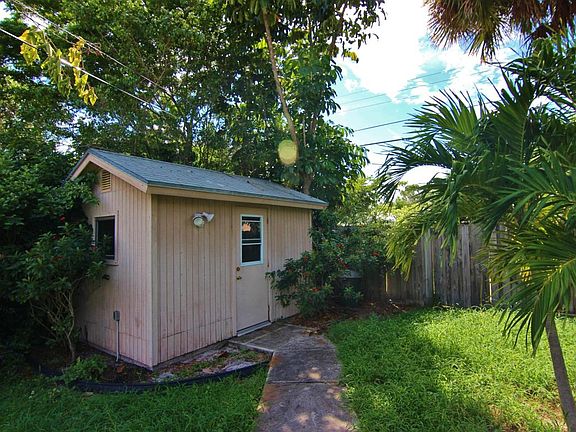 3rd image of 217 N Palmway
